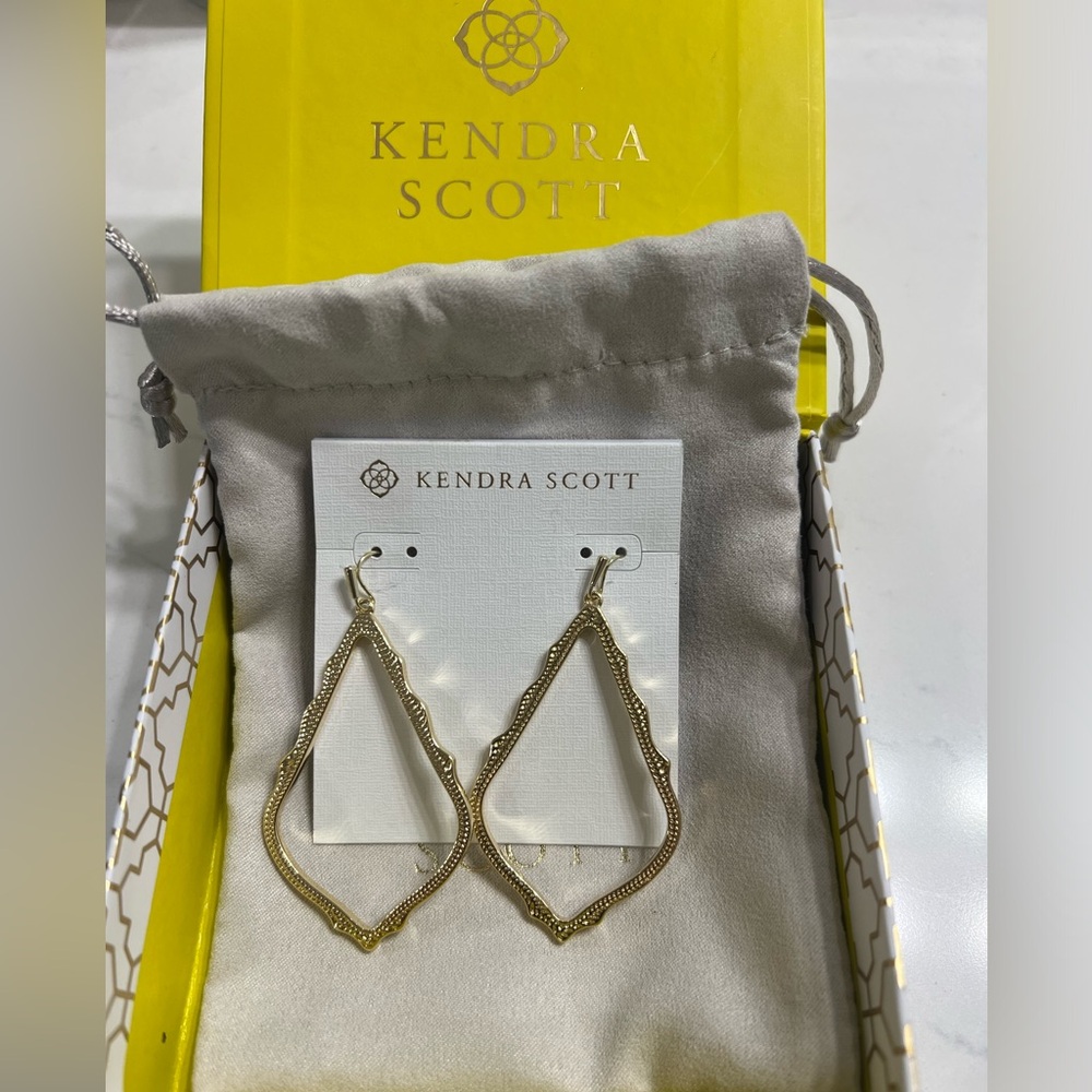 Kendra Scott, Sophia, drop earrings in gold. Never worn. New in packaging.
